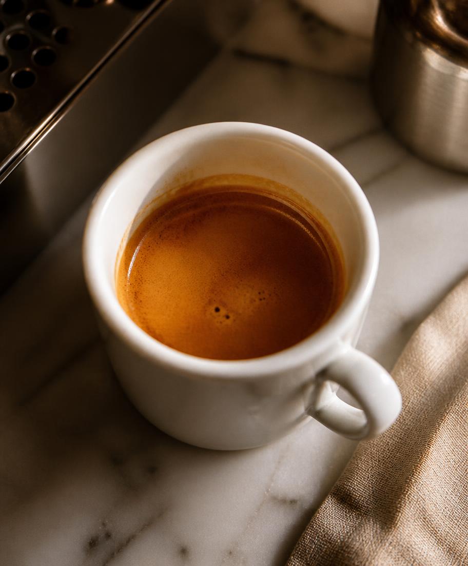 Frisch gebrühter Espresso in einer weissen Tasse