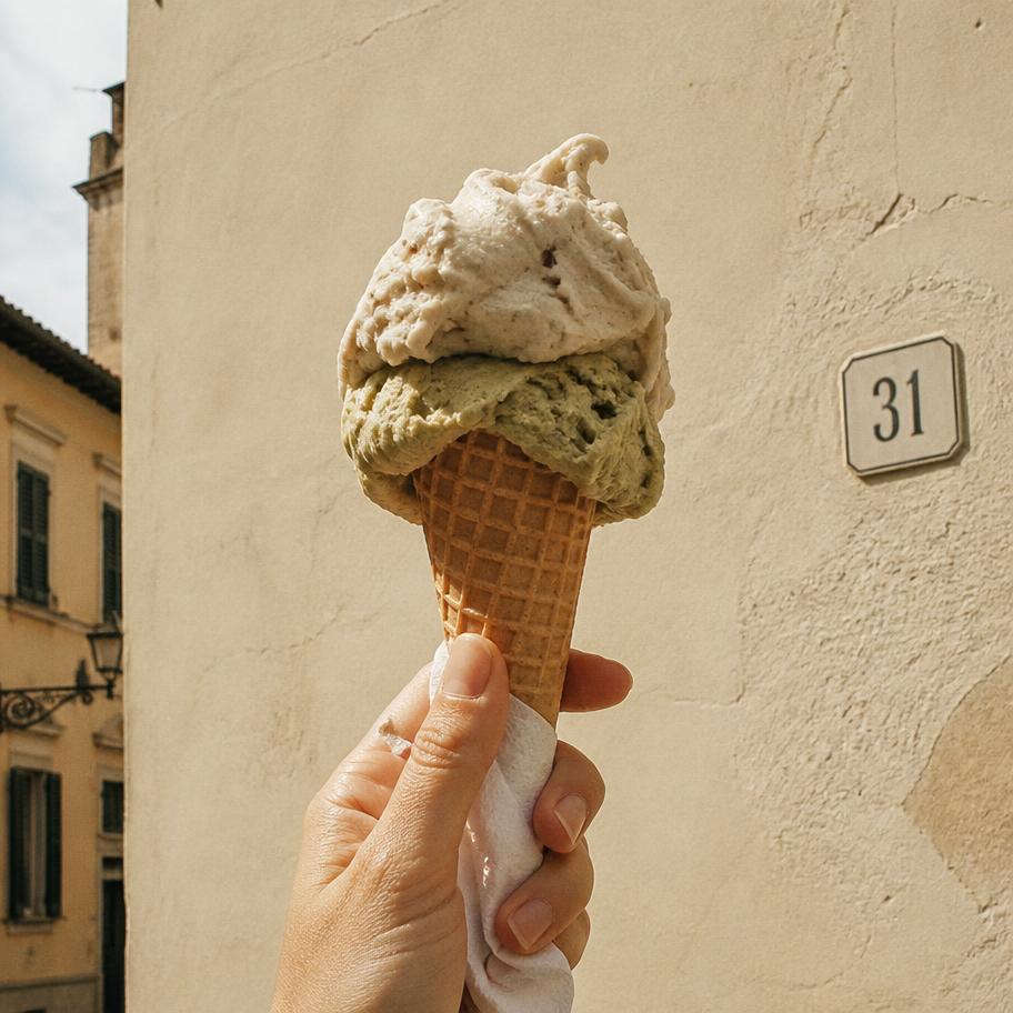 Hand hält eine Waffel mit zwei Kugeln Gelato
