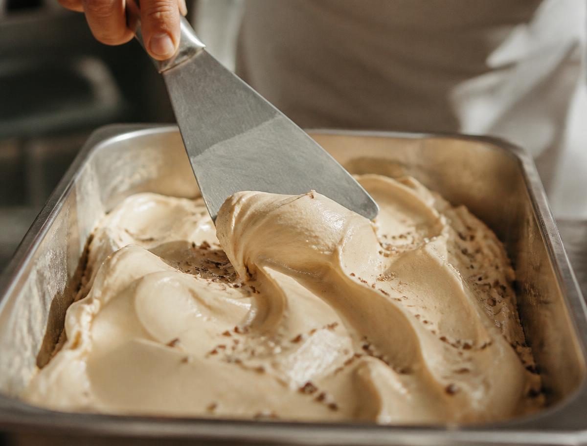 Gelato wird in der Schale glattgestrichen